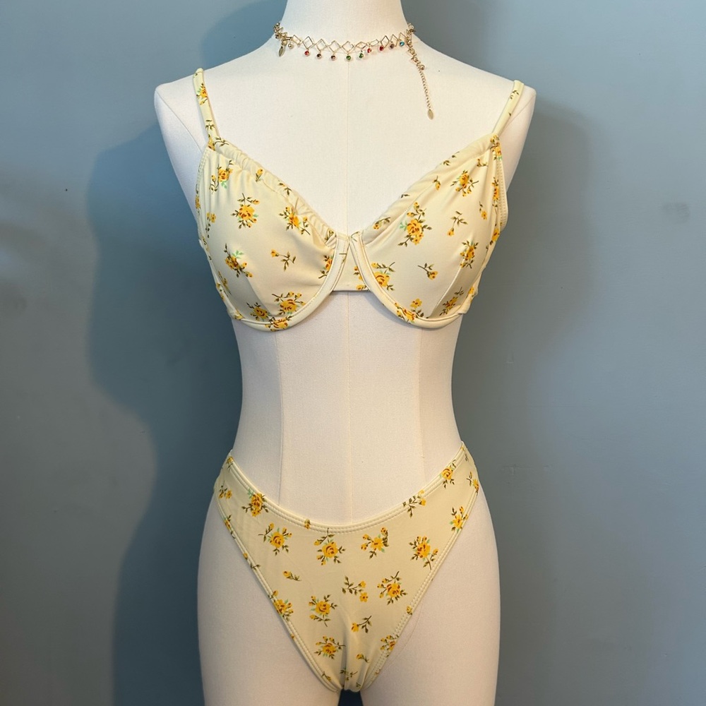 SHEIN Yellow Floral Print Bra Set